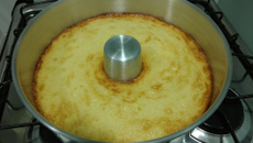 Bolo de arroz com coco e queijo parmesão