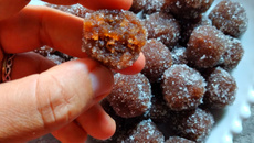 Bombom de jenipapo com coco