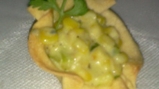 Cestinhas de massa de pastel recheadas com milho