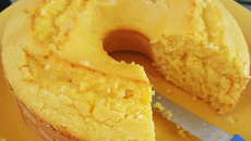 Bolo de fubá com iogurte natural e leite de coco