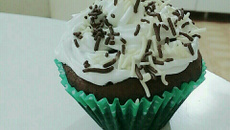 Cupcake de chocolate com beijinho