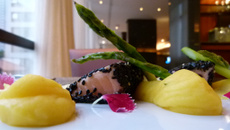 Filé de Salmão em crosta de gergelim ao molho de açafrão com purê de mandioquinha e aspargos frescos por chef Marcelo Pinheiro