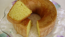 Bolo de fubá regado ao suco de laranja