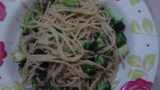 Espaguete com brócolis e sardinha