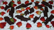 Bolo mousse de morango e chocolate