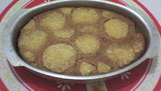 Bolo invertido de abacaxi