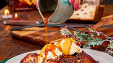 Panettone na chapa com sorvete e calda