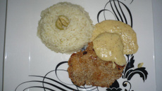 Bife crocante ao molho de champignon e parmesão