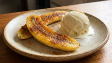 Banana assada na airfryer com canela e açúcar: sobremesa perfeita com só 3 ingredientes