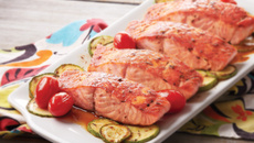 Salmão com abobrinha e tomates cereja