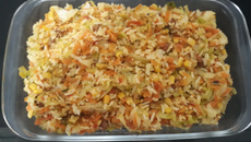 Arroz com legumes e calabresa