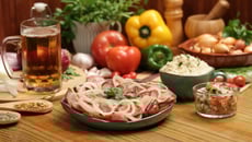 Calabresa acebolada com farofa e vinagrete