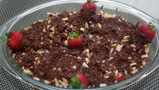 Pavê de baunilha com morangos e chocolate