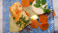 Salmão ao molho frio de maracujá