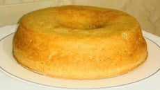 Bolo simples de pão ameanhecido