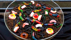 Doce terra de minhoca feito com mousse, bolacha e bala 