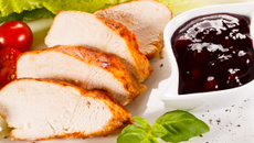 Peru com molho de frutas vermelhas