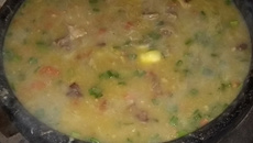 Sopa de mandioca com costela