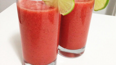 Suco refrescante de frutas vermelhas