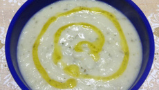 Caldo inhame com alho-poró e ervilha