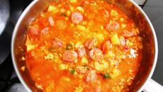 Linguiça ensopada com batatas