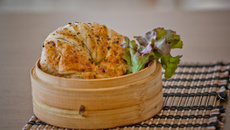 Sanduíche de croissant com frango