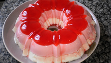 Pudim de gelatina de morango