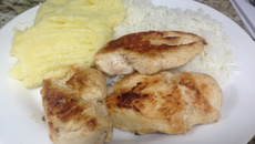 Peito de frango grelhado na manteiga