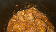 Bife à rolê com molho de tomate