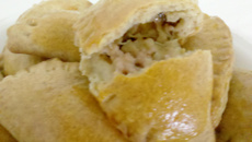 Pastel  assado com recheio de pizza