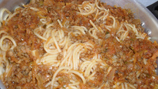 Marcarronada ao molho bolonhesa