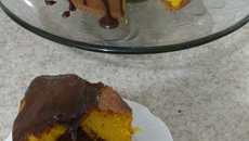 Bolo marmorizado de cenoura com chocolate