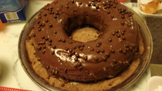 Bolo de chocolate com calda de chocolate