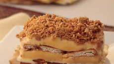 Pavê de sorvete de milho verde com paçoca