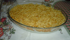 Torta de cebola com batata palha