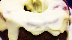 Bolo de iogurte com cobertura de leite condensado e limão