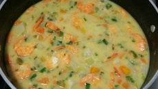 Camarão ao molho de coco com legumes