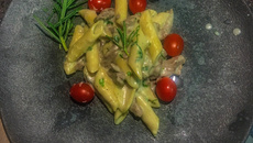 Penne com iscas de mignon ao molho gorgonzola