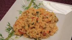Risoto de frango defumado com tomate seco e rúcula
