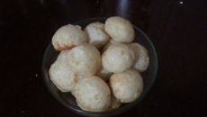 Pãozinho de queijo macio por dentro e crocante por fora