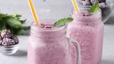 Vitamina de banana com amora