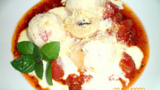 Nhoque de batata recheado com ameixa e queijo brie