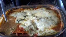 Lasanha de berinjela com molho vermelho e verde