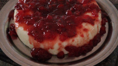 Manjar de coco com calda de frutas vermelhas