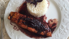 Salmão grelhado ao vinho tinto