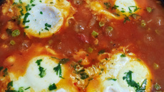 Ervilhas ao molho com ovos