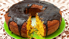 Bolo de cenoura igual de vó com cobertura de chocolate durinha