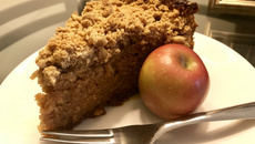 Bolo de maçãs caramelizadas com crumble