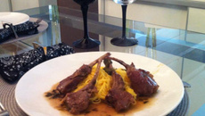 Carré de cordeiro com macarrão tagliolini