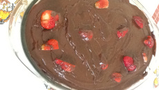 Bolo de chocolate com cobertura cremosa